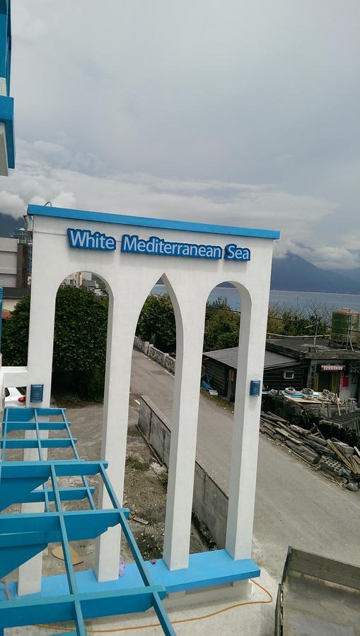 White Mediterranean Dahan Luaran gambar