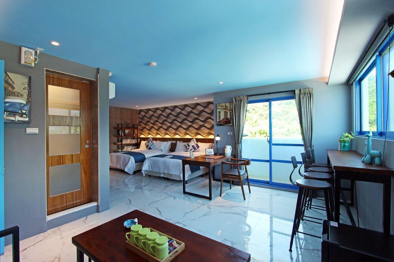 White Mediterranean Dahan Luaran gambar