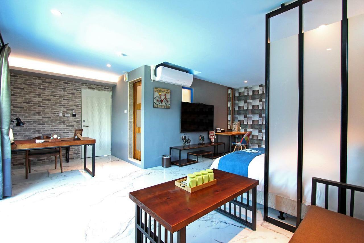White Mediterranean Dahan Luaran gambar